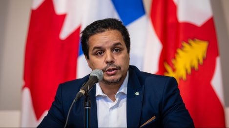 Le conseiller de Marie-Clarac, Abdelhaq Sari, lors d'un point presse à l'Hôtel de Ville de Montréal