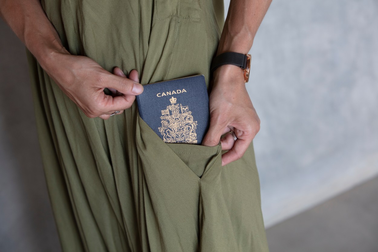 Passeport canadien dans une poche de vêtement