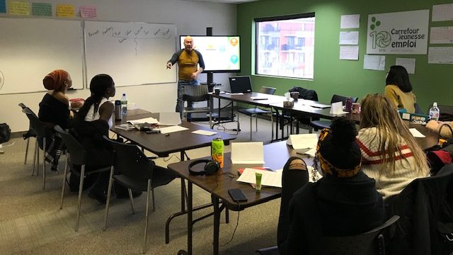 Des jeunes adultes discutent en groupe au CJE Saint-Laurent.