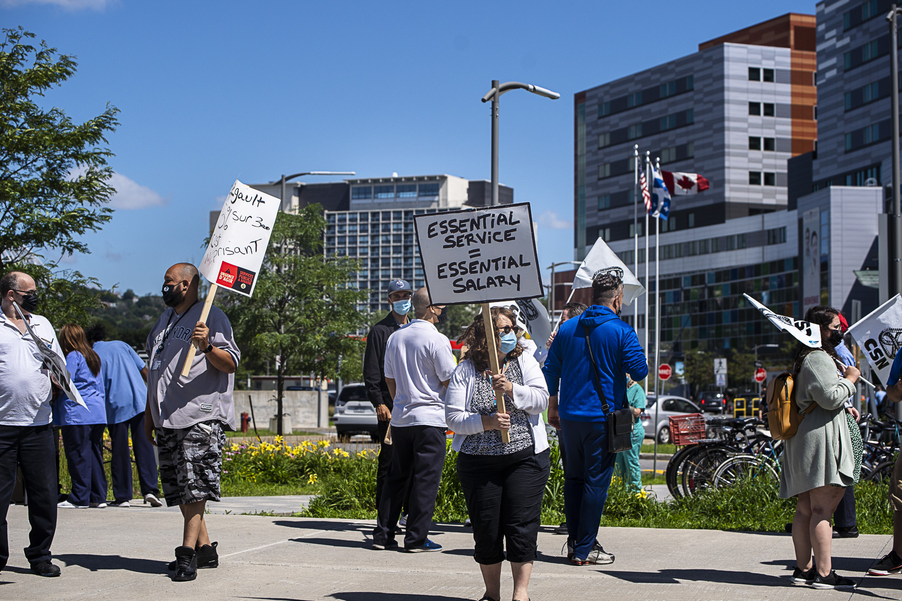 Des dizaines de travailleurs du réseau de la santé se sont rassemblés devant le CUSM pour exiger des primes universelles, jeudi.