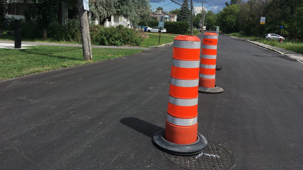 Des cônes sur le boulevard Gouin.