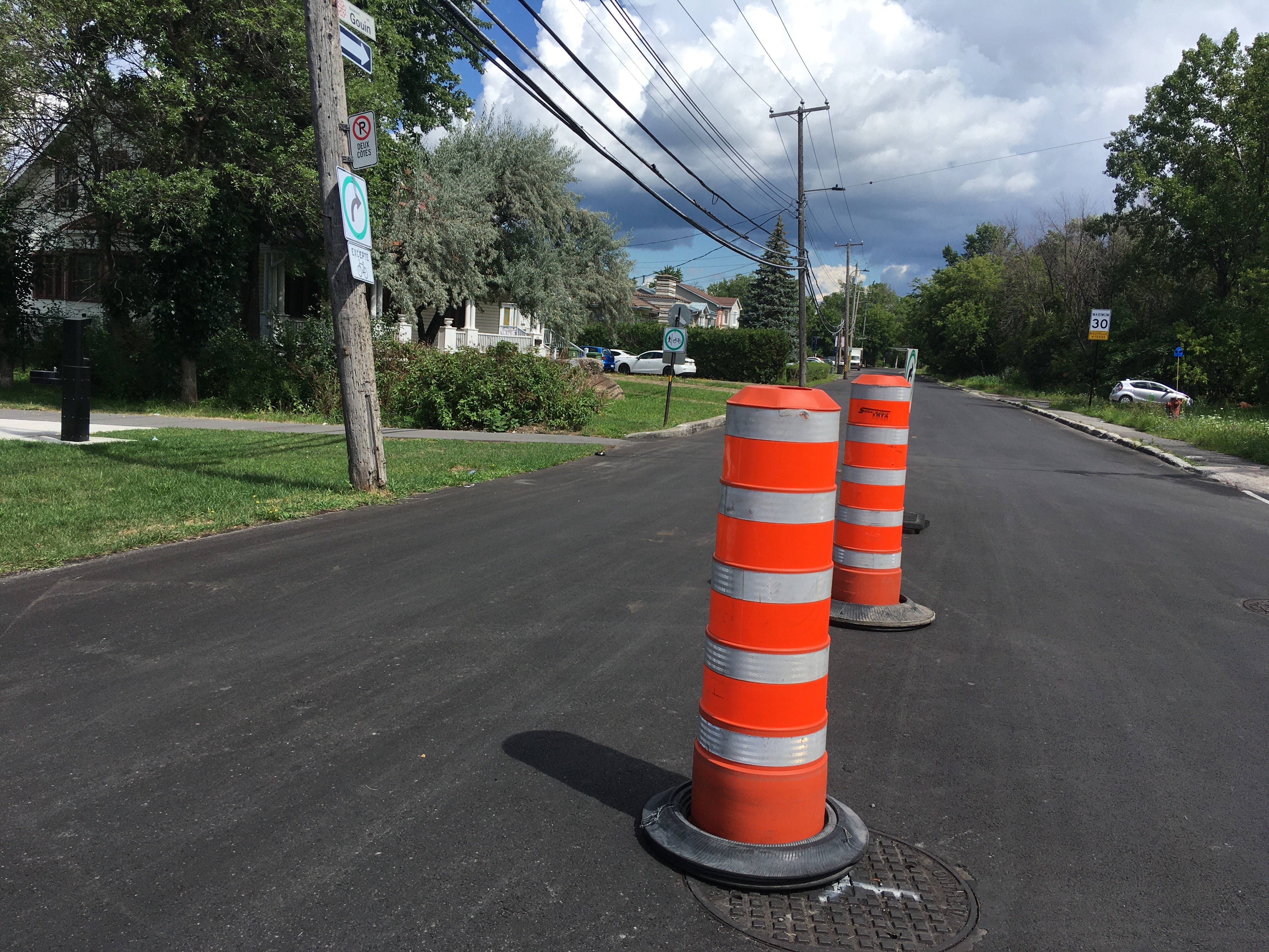 Des cônes sur le boulevard Gouin.