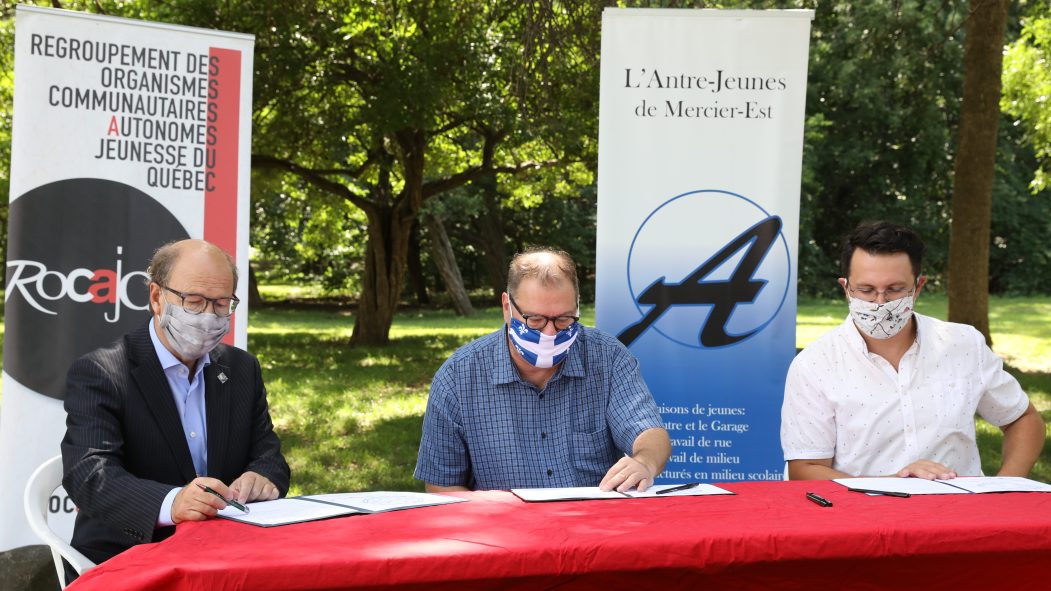 Le député de Bourget, Richard Campeau, le député de La Pointe-de-l’île, Mario Beaulieu et le maire de Mercier-Hochelaga-Maisonneuve, Pierre Lessard-Blais signent la Déclaration d’engagement jeunesse.