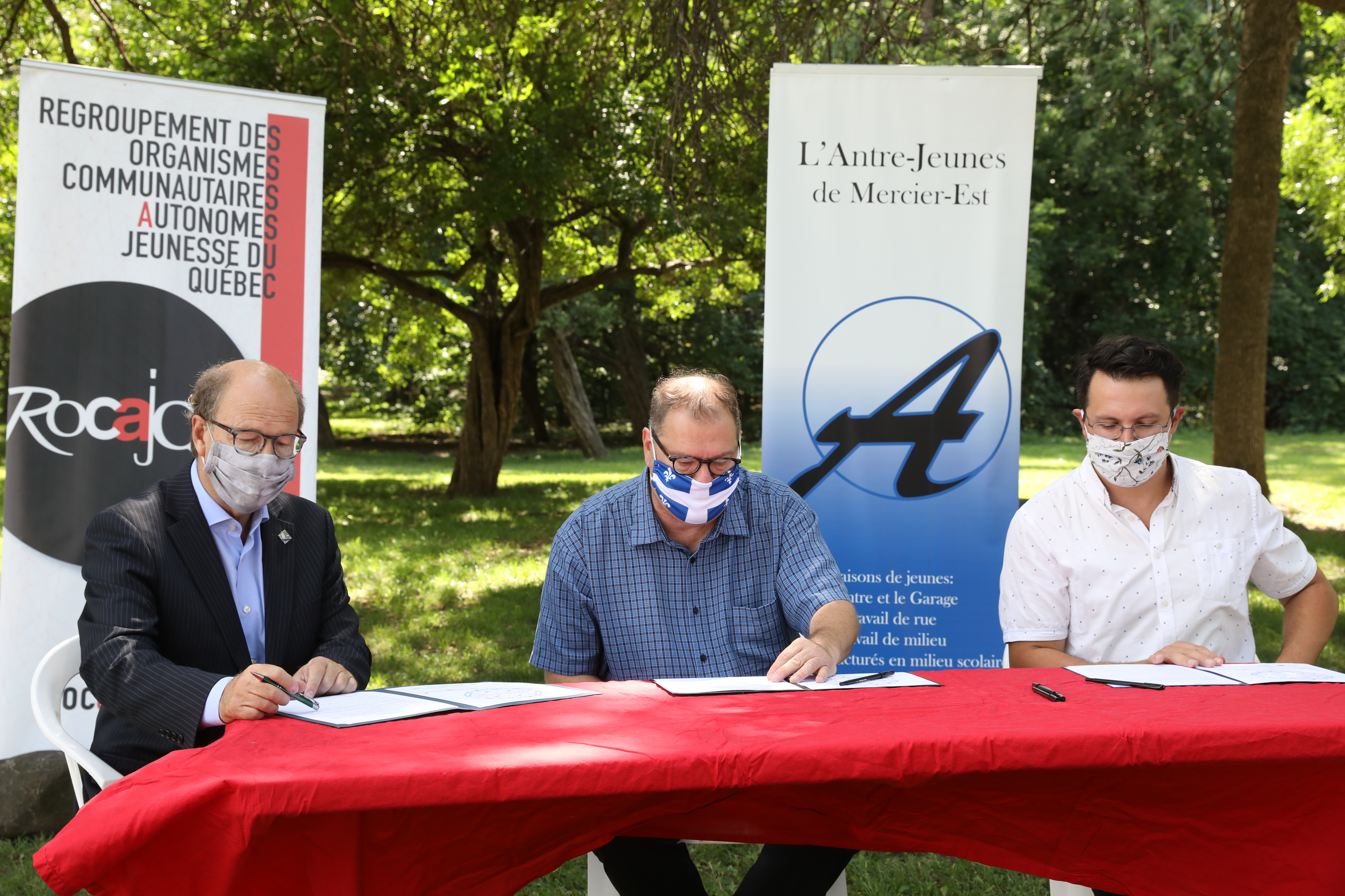 Le député de Bourget, Richard Campeau, le député de La Pointe-de-l’île, Mario Beaulieu et le maire de Mercier-Hochelaga-Maisonneuve, Pierre Lessard-Blais signent la Déclaration d’engagement jeunesse.