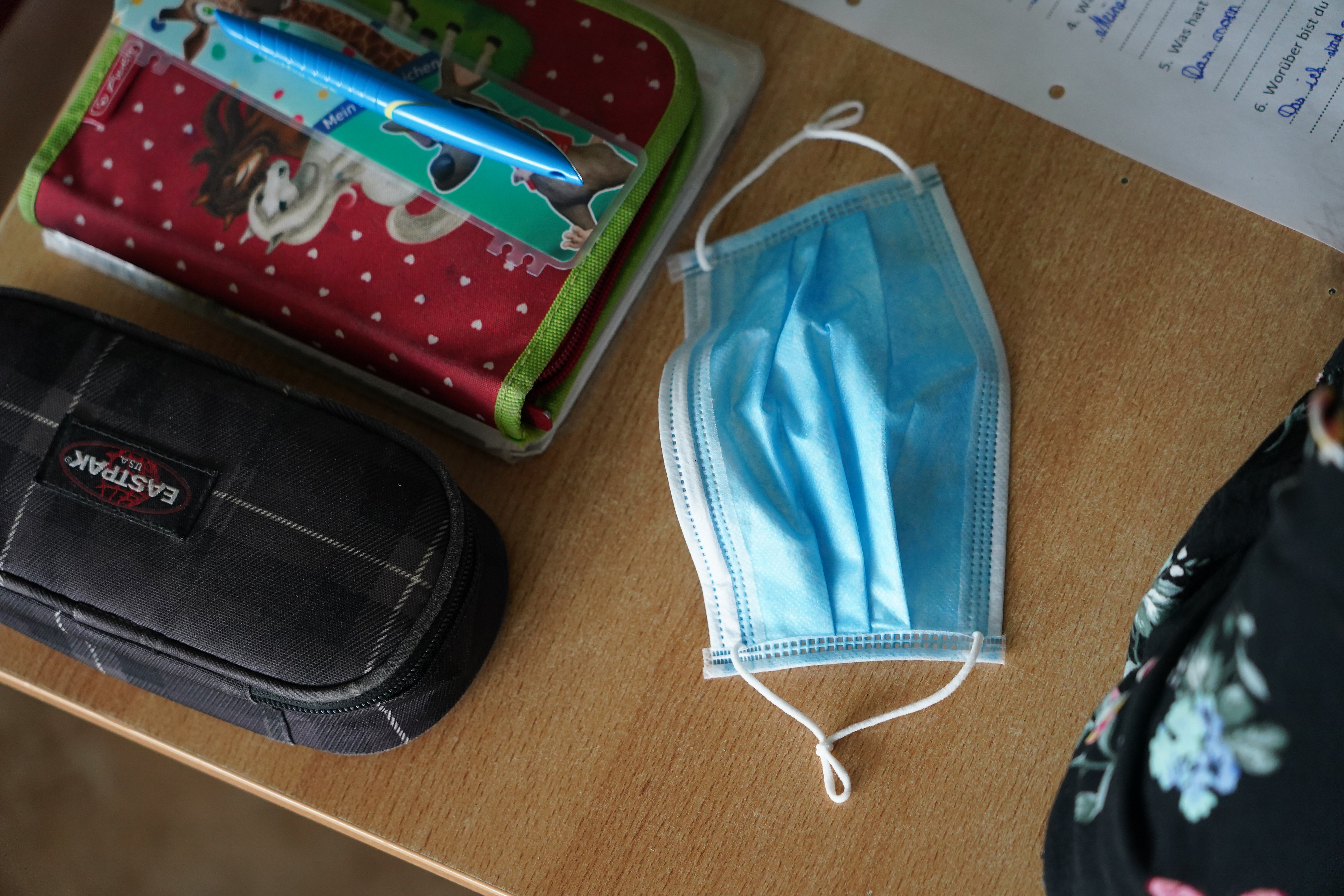 Un masque sur un bureau d'école