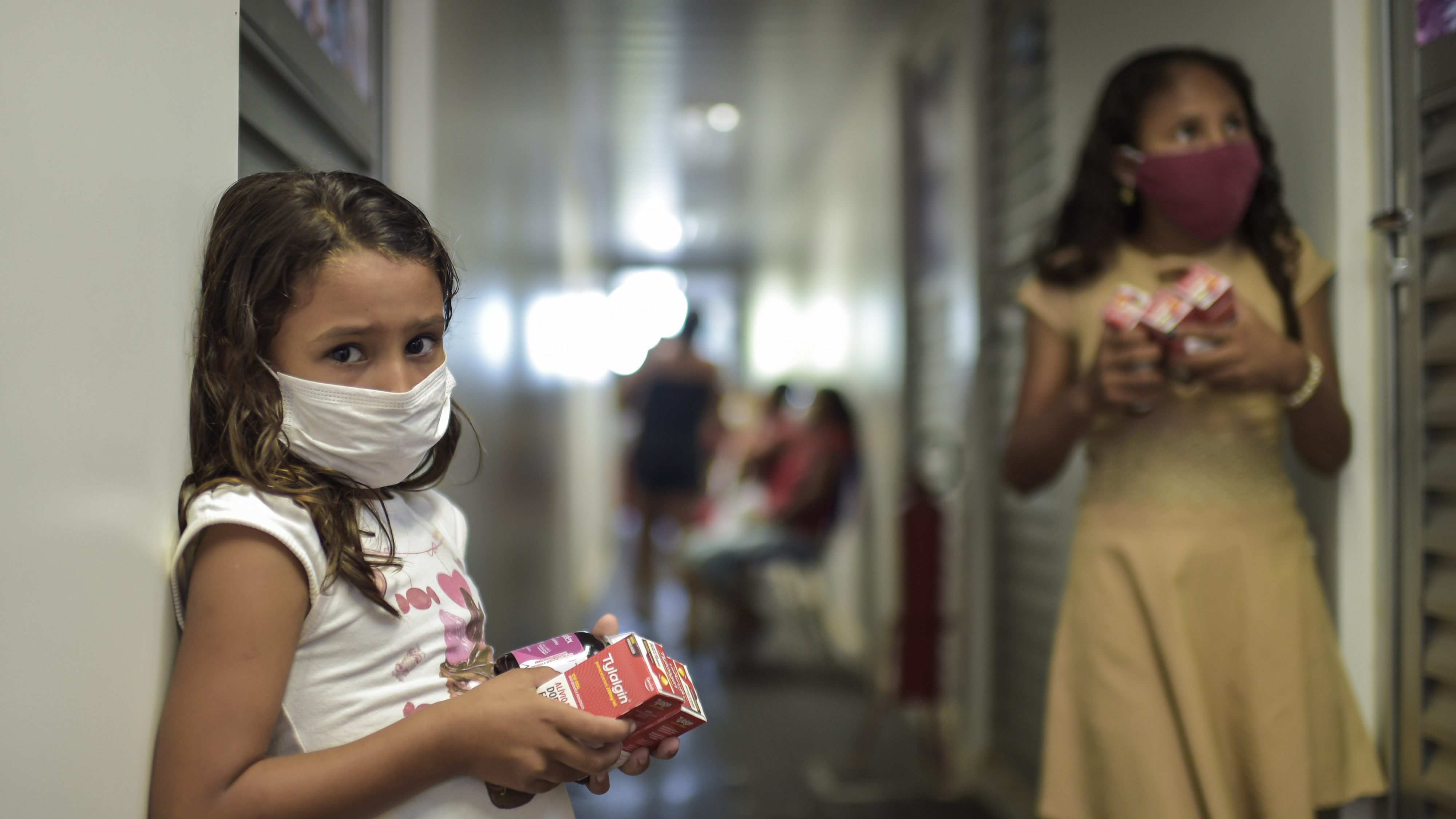 Un enfant avec un masque