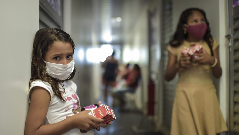 Un enfant avec un masque