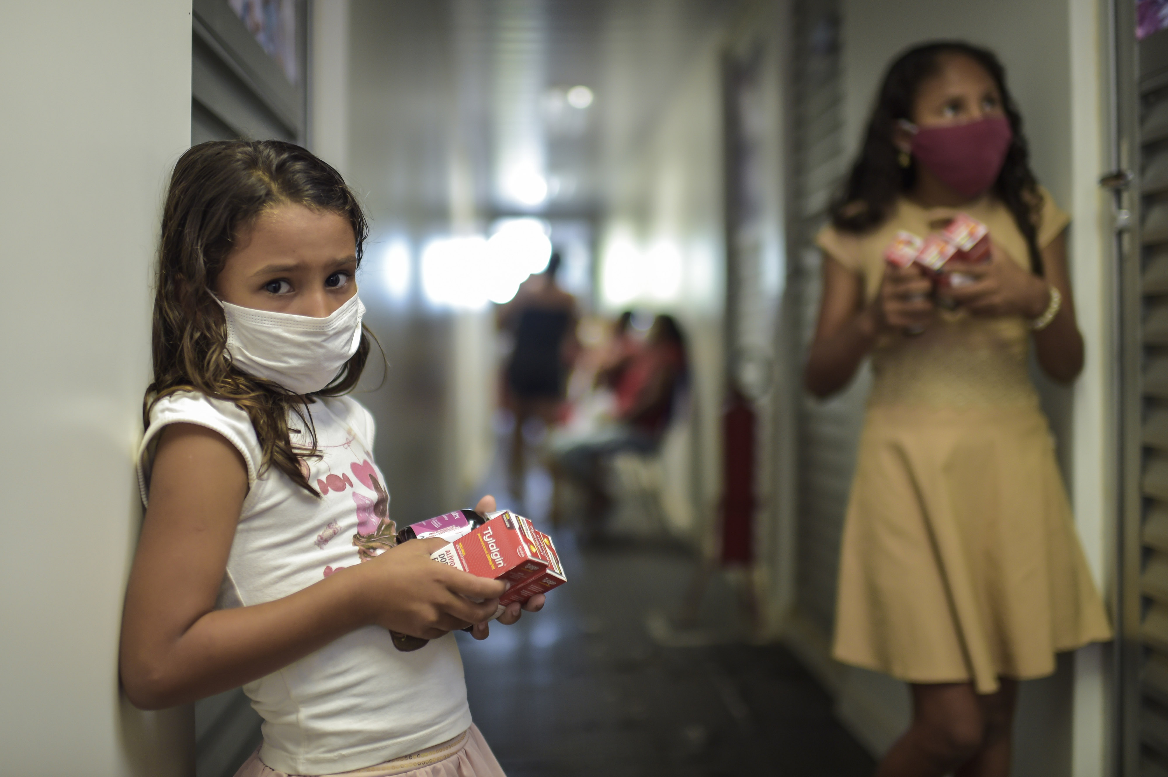 Un enfant avec un masque
