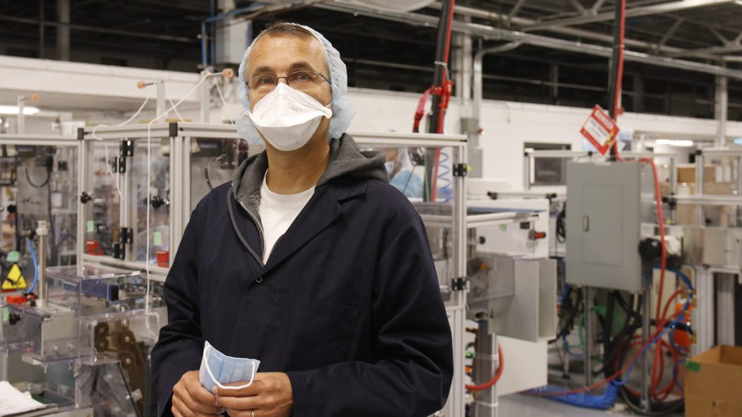 Guillaume Laverdure, président et chef de l’exploitation de Medicom, dans la nouvelle usine de masques de l'entreprise.