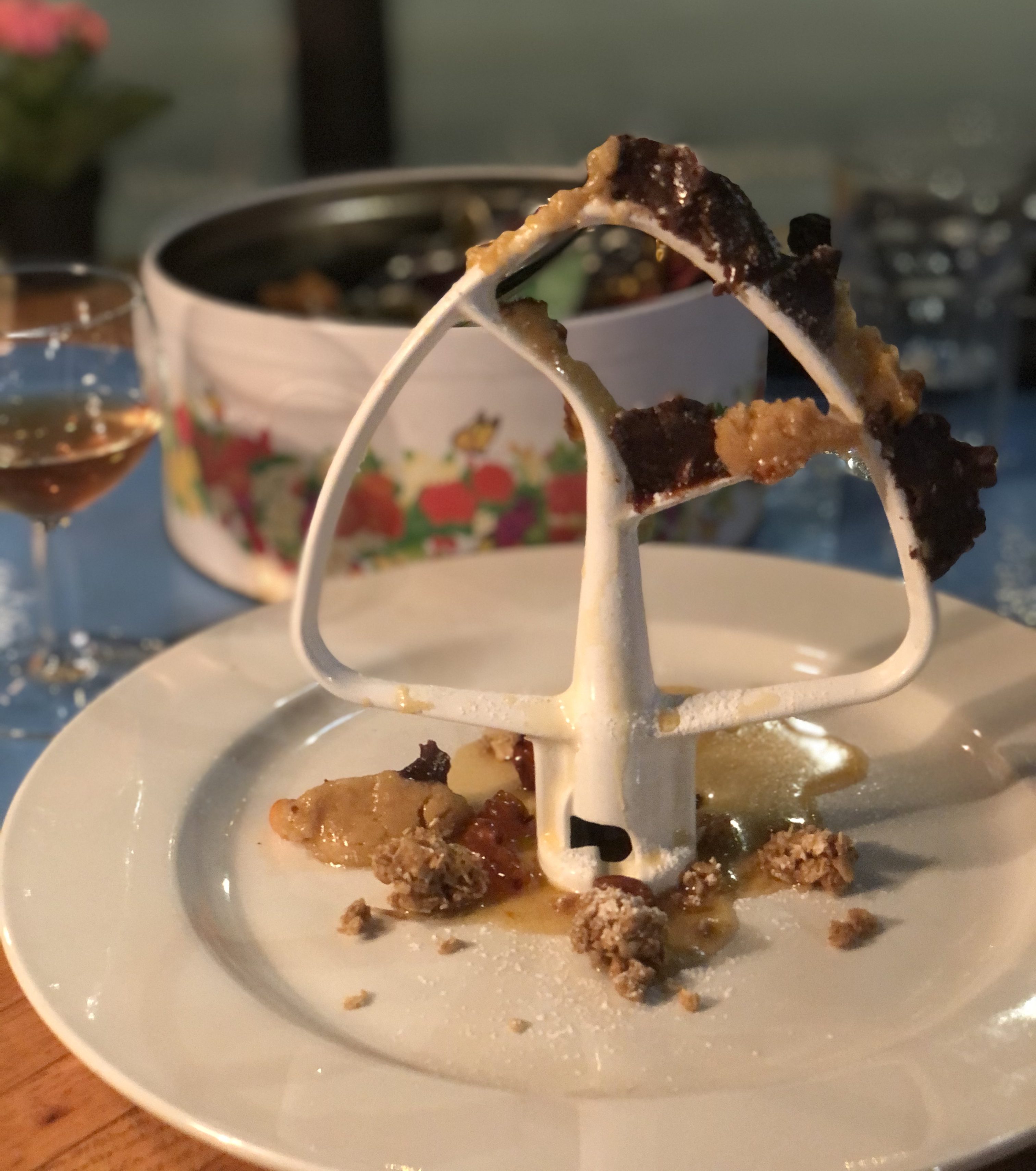 Une palette de batteur sur socle garnie de p&acirc;te &agrave; biscuit