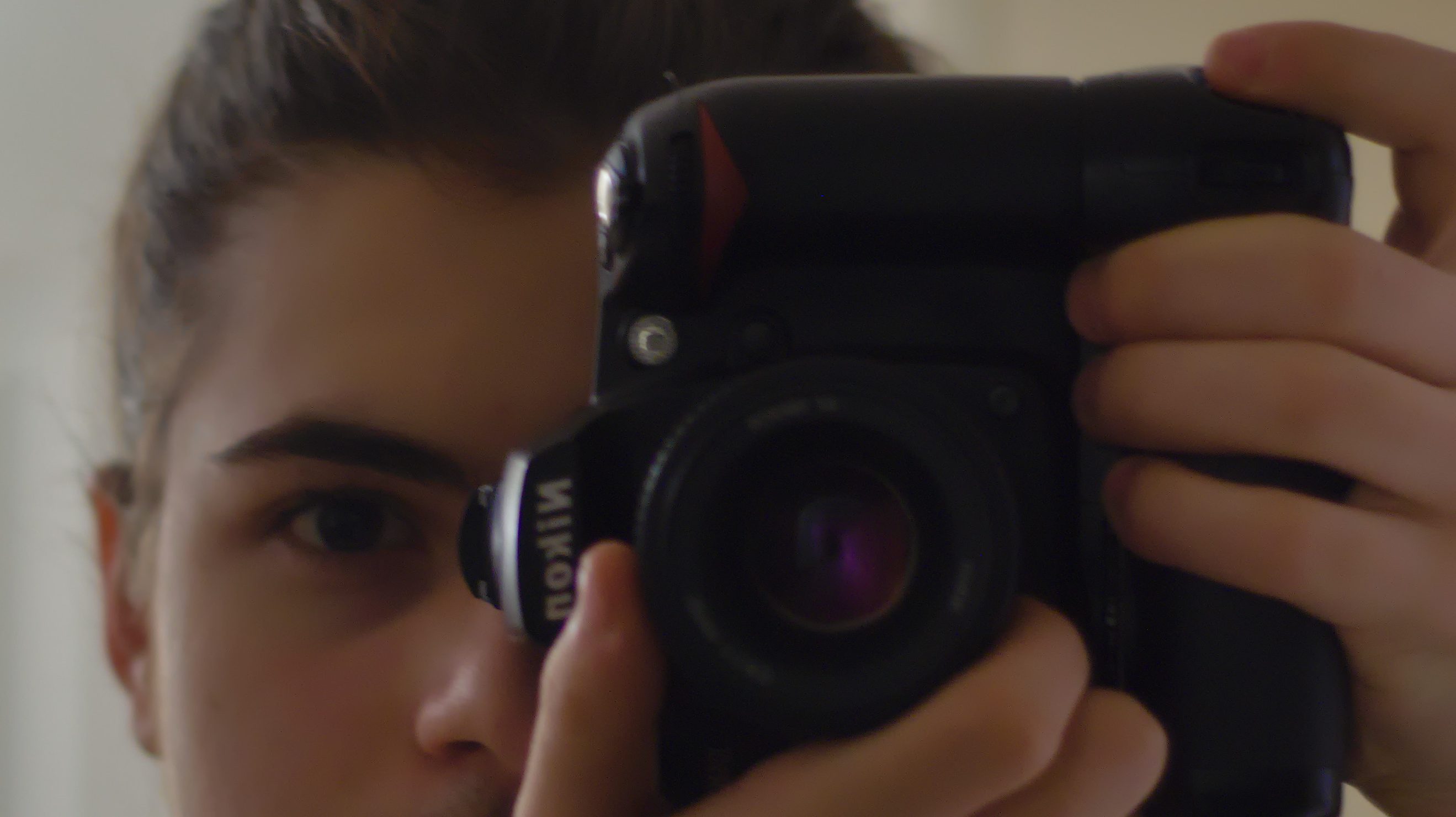 Le photographe Julien Ducharme derrière sa caméra