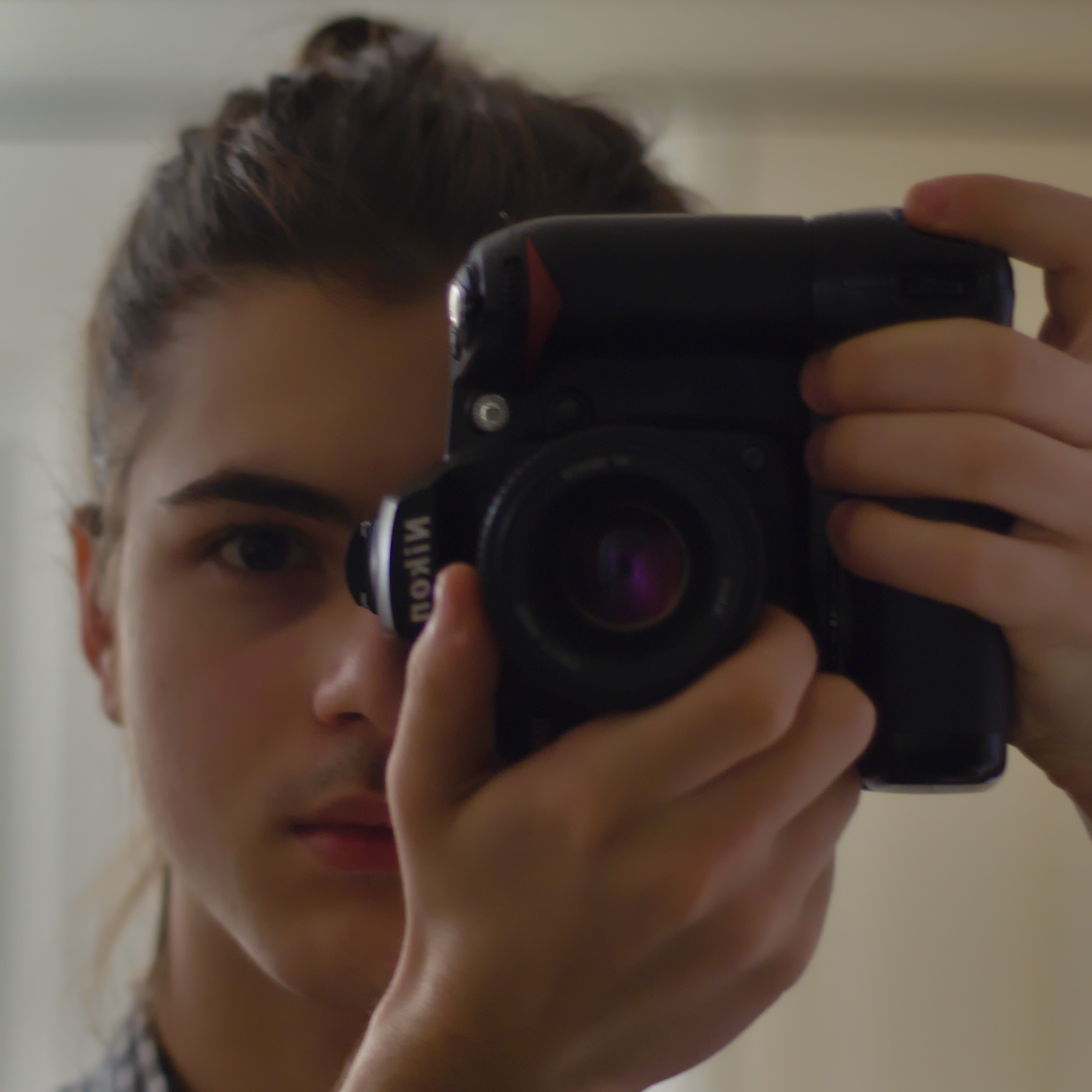 Le photographe Julien Ducharme derrière sa caméra