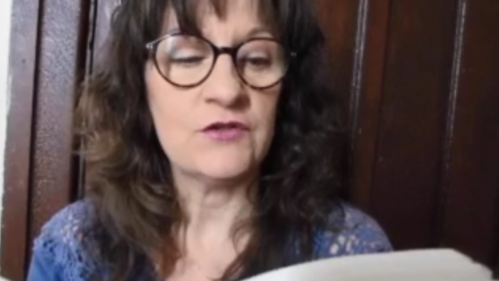 Marie Hébert lit une oeuvre poétique.