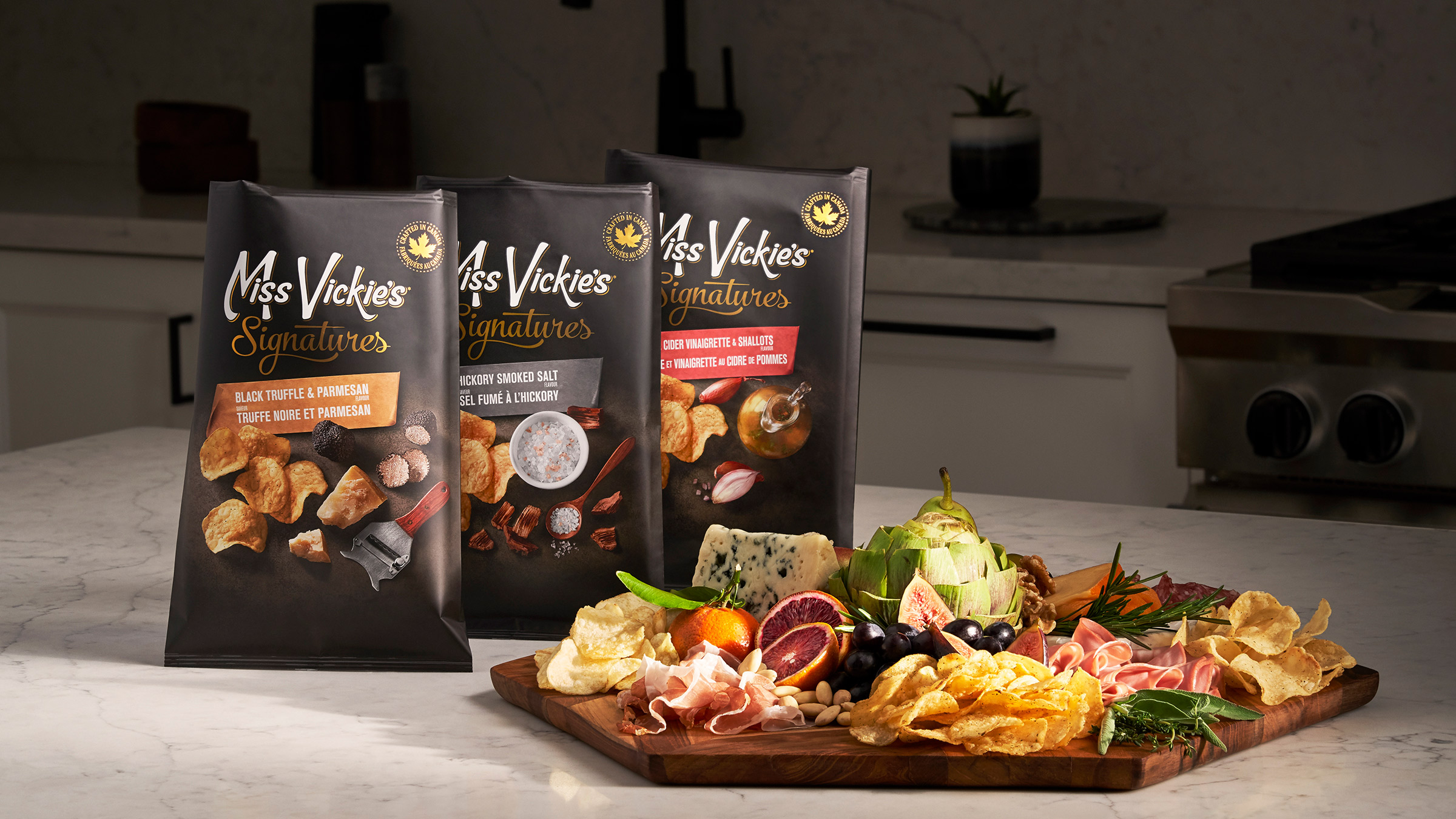 Trois sacs de croustilles derri&egrave;re un plateau de charcuterie