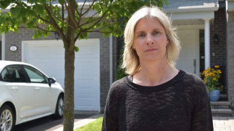 Mère de deux adolescents, Sarah Gibson conteste le plan du gouvernement québécois pour la rentrée scolaire.
