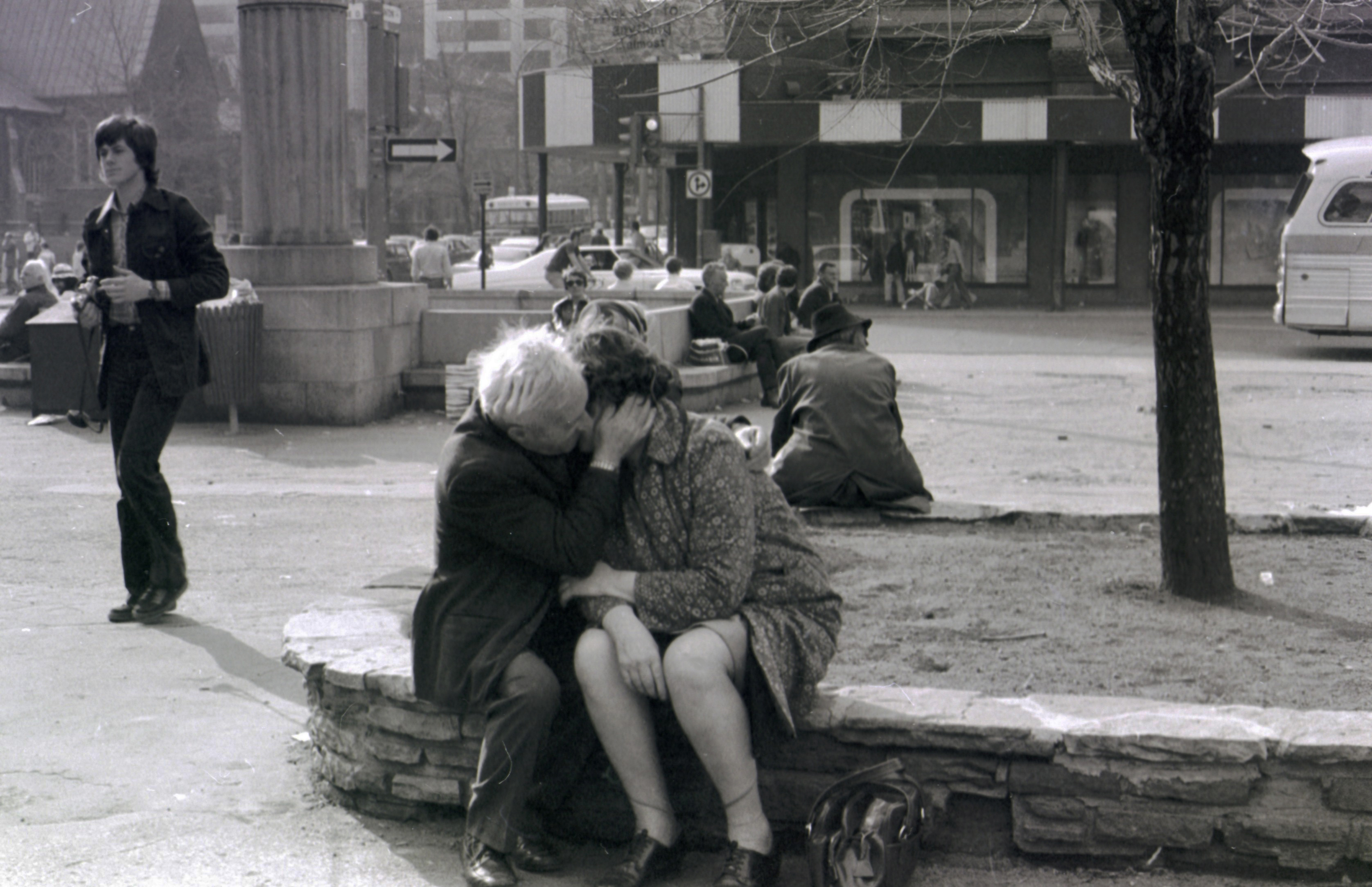 Le baiser, photographie de Jacques Lebleu, prise en 1976.