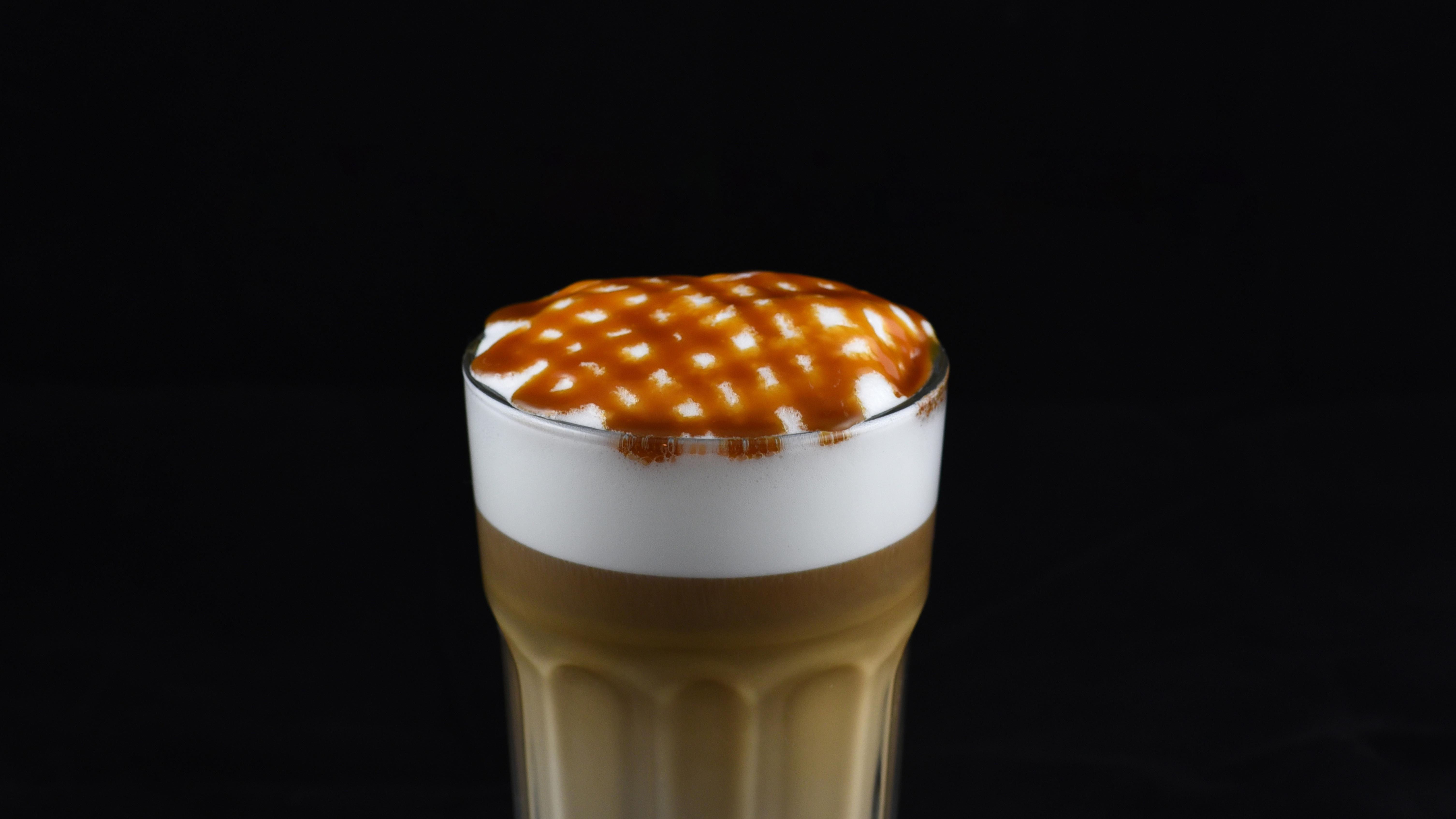 Un verre contenant un macchiato au caramel