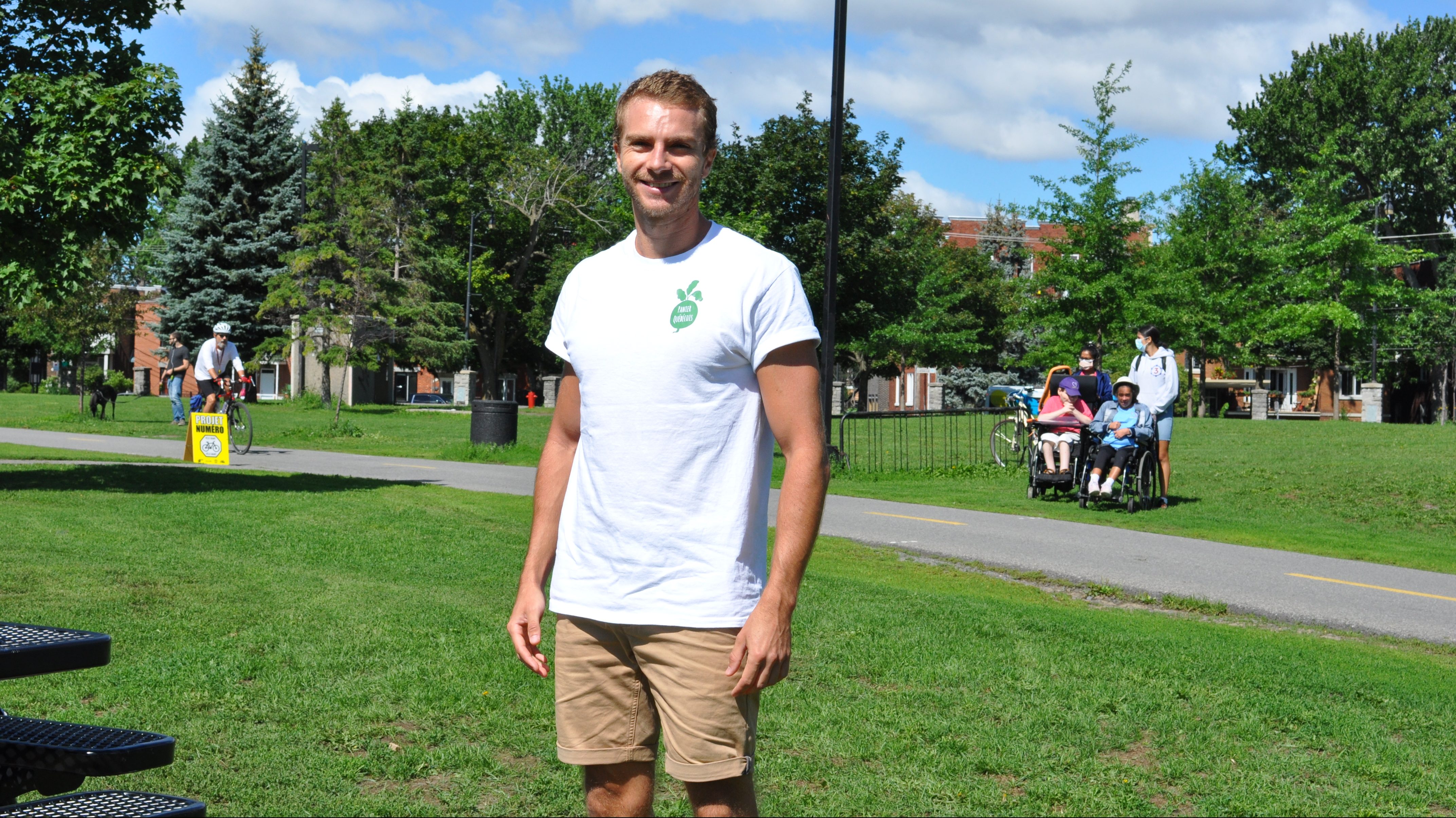 Thomas Lemoine qui participe à la création des paniers de produits livrés des marchés.