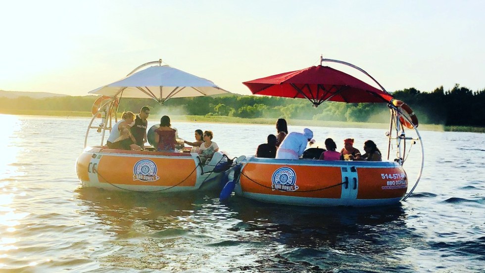 Un barbecue sur l’eau en un tour de beigne!