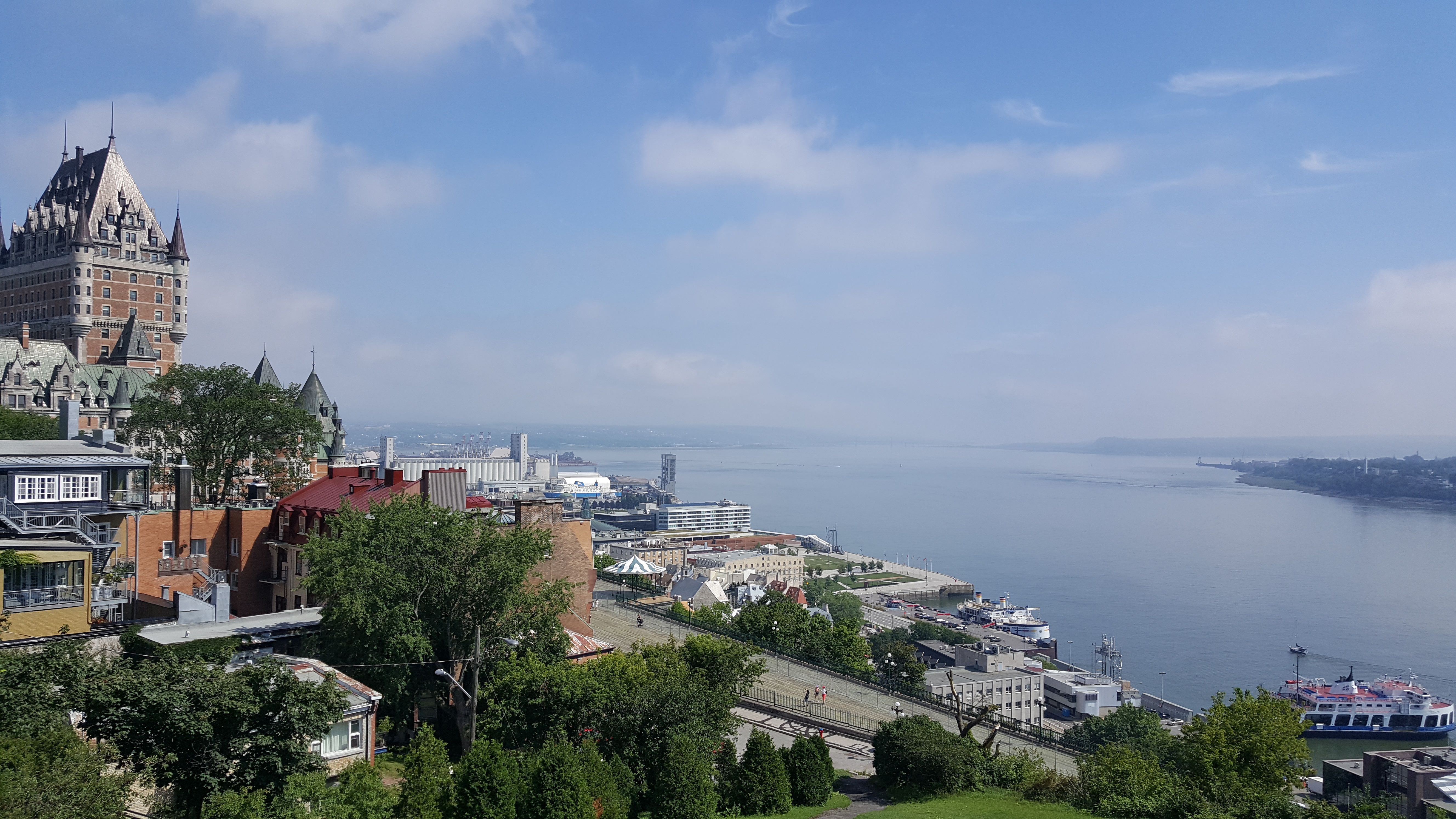 Vue sur le fleuve de la terrasse Pierre-Dugua-De-Mons