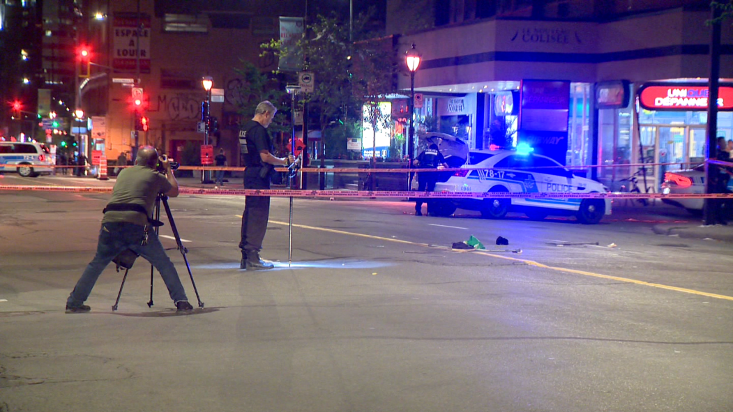 Des policiers érigent un périmètre de sécurité sur la rue Sherbrooke.