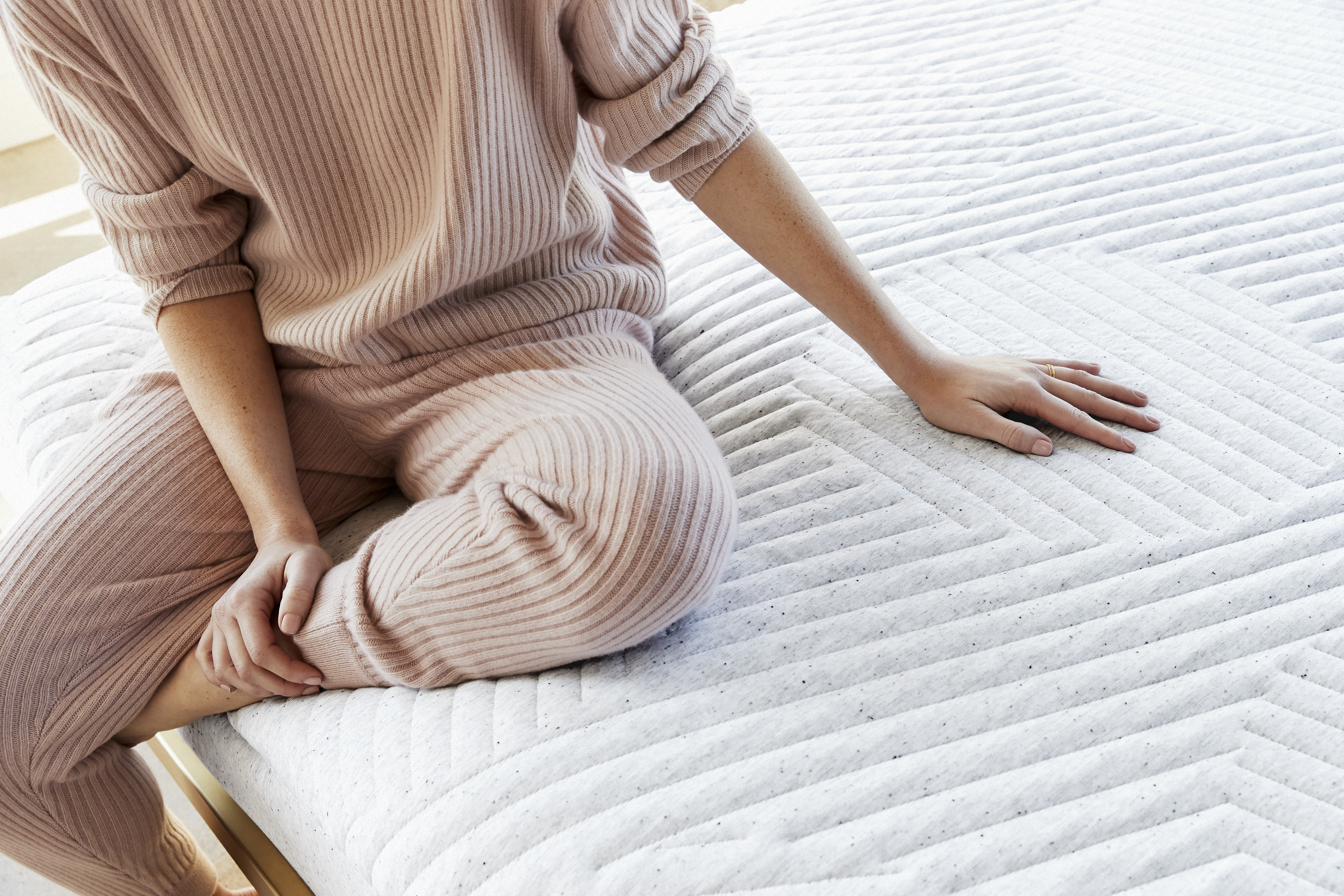femme assise sur un matelas