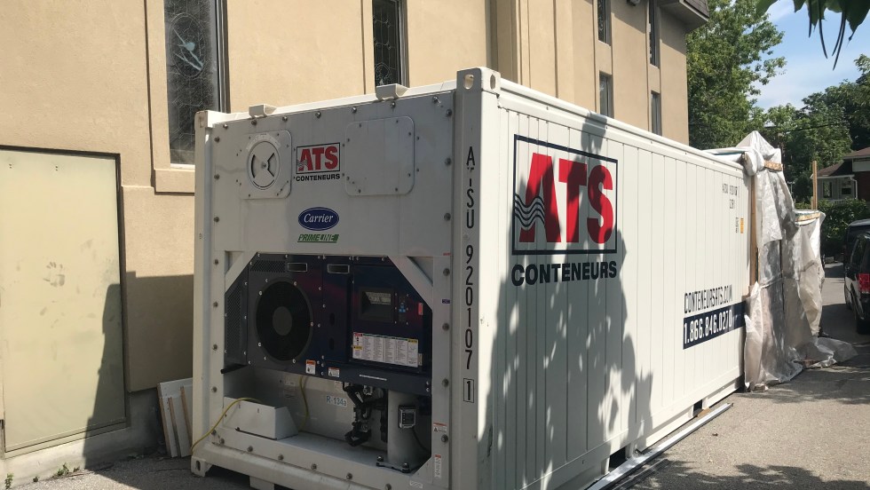 Le conteneur réfrigéré est situé derrière le salon funéraire JJ Cardinal du chemin Bord-du-Lac.