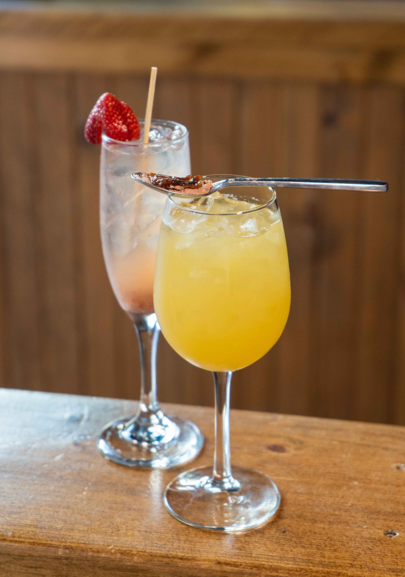 Deux cocktails posés sur un bar