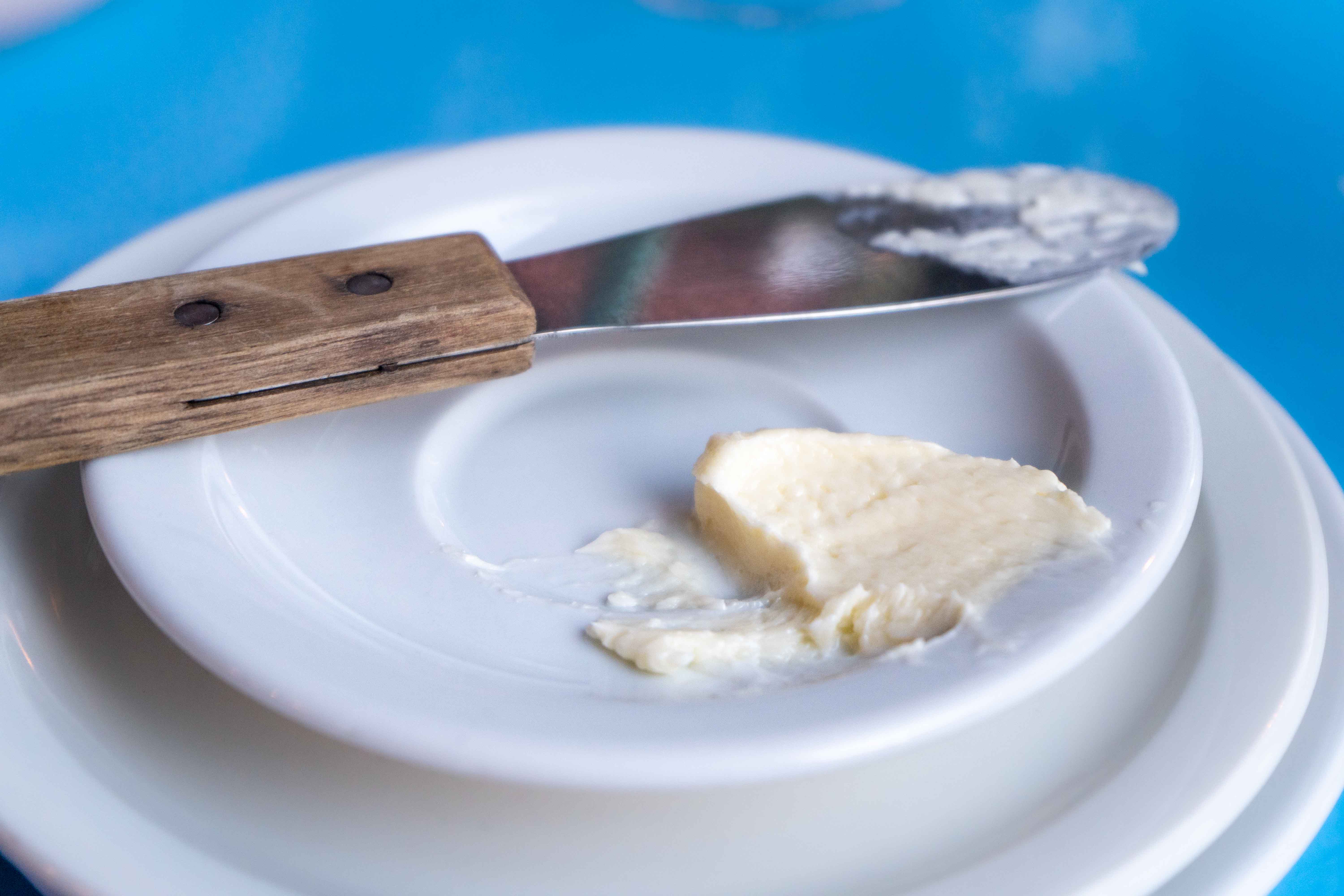 Beurre frais dans une assiette