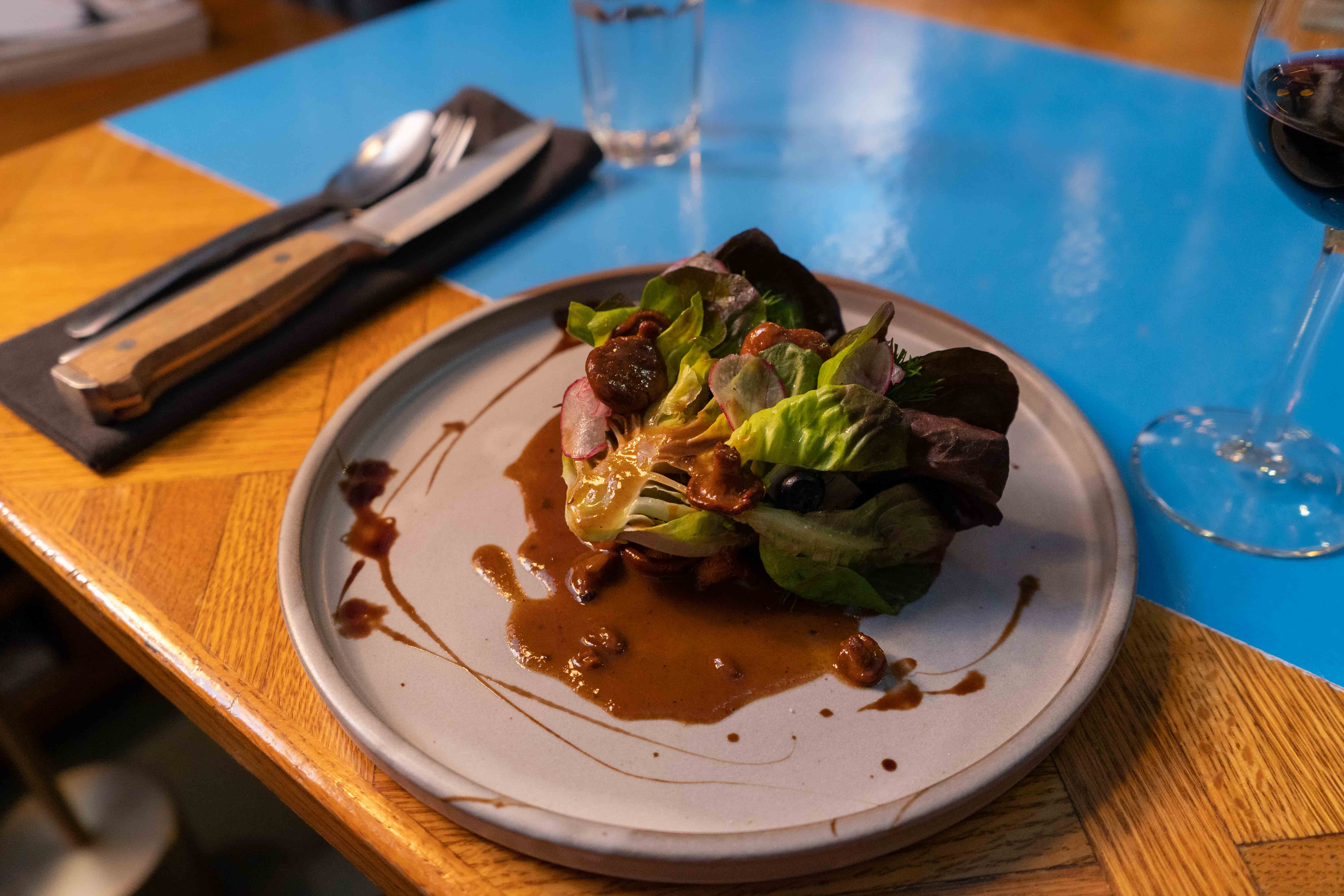 Un plat de sucrine aux champignons
