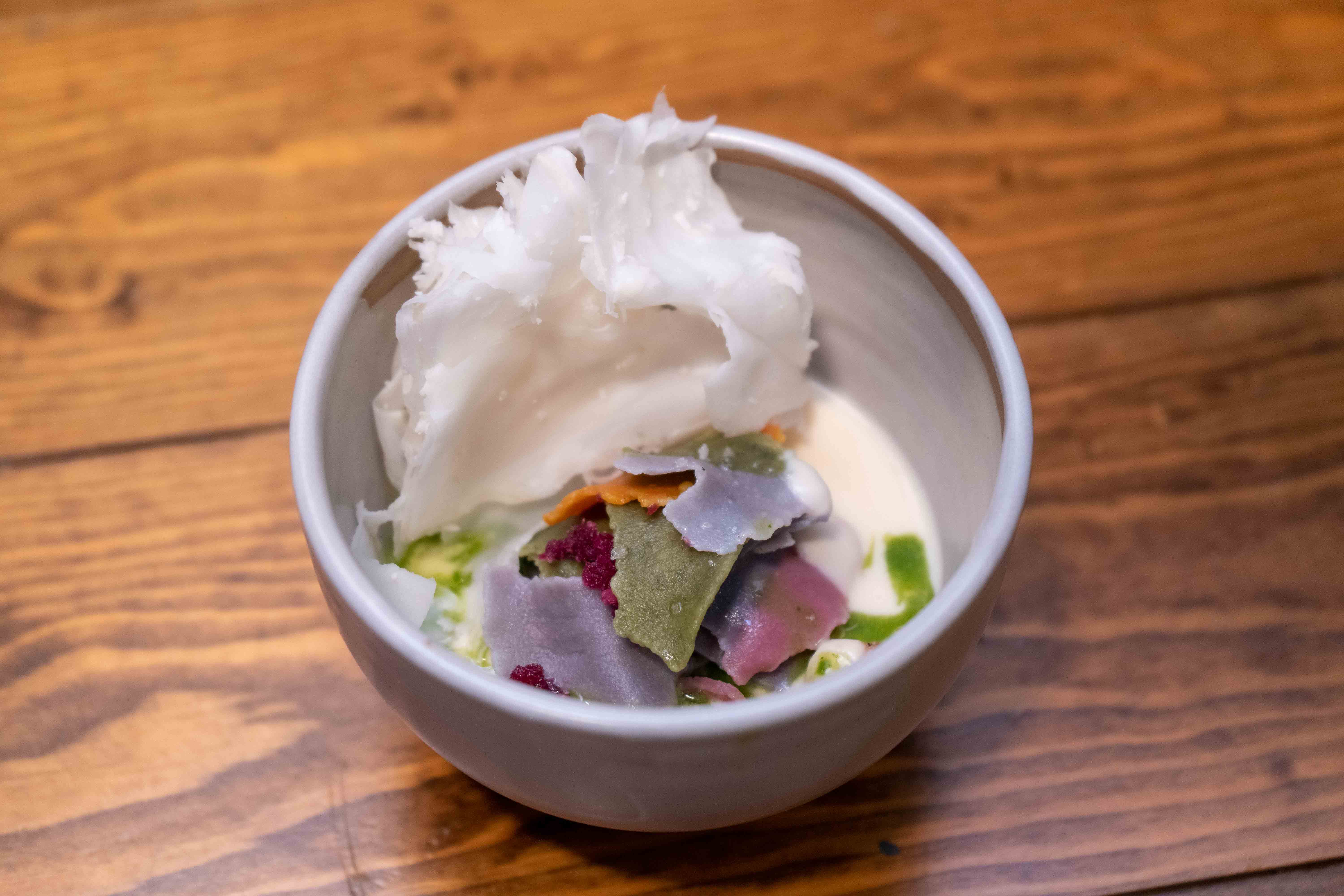 Plat de p&acirc;tes color&eacute;es avec fleur de chou