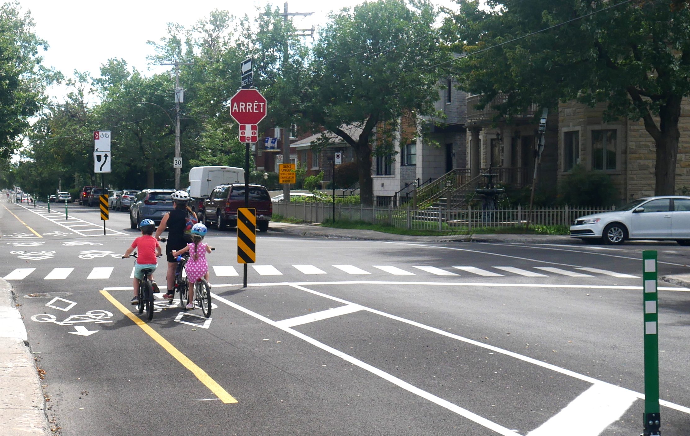 Une famille sur la piste cyclable sur la rue Sauriol.