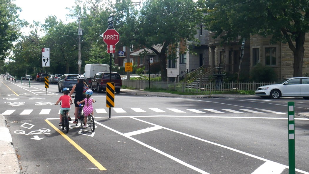 Une famille sur la piste cyclable sur la rue Sauriol.