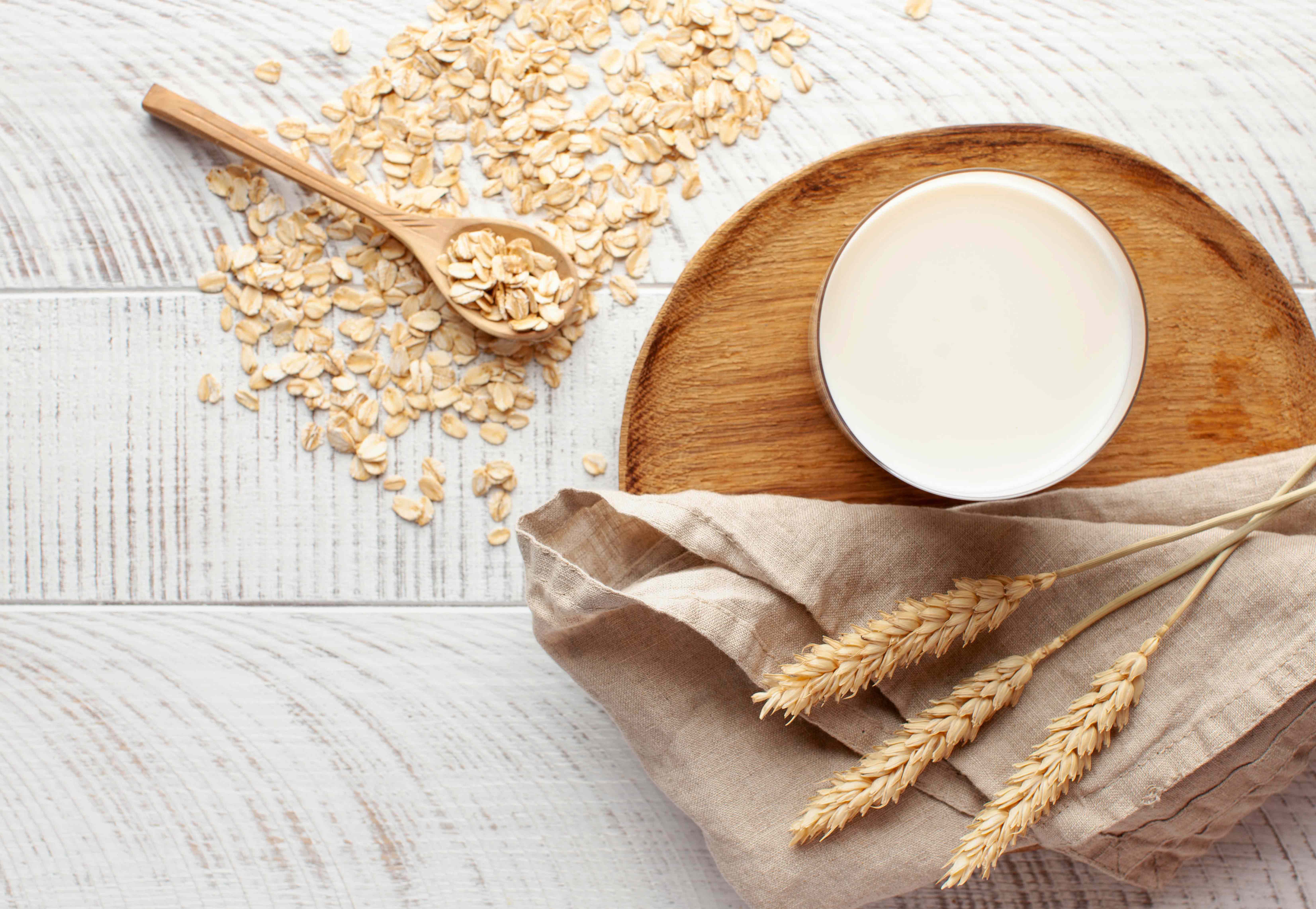 boisson végétale à l'avoine avec des épis d'avoine et de l'avoine entière