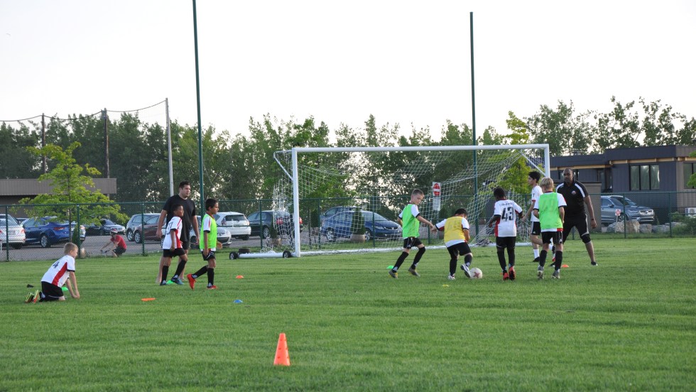 Les jeunes athlètes de Verdun lors d’un entraînement de soccer avec les mesures sanitaires.
