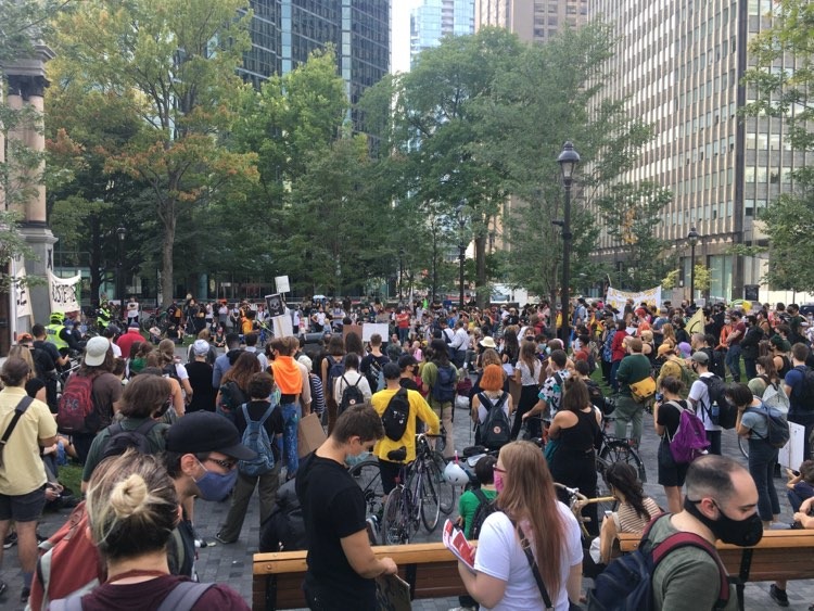 Rassemblement pr&eacute;c&eacute;dant la manifestation pour la justice climatique.