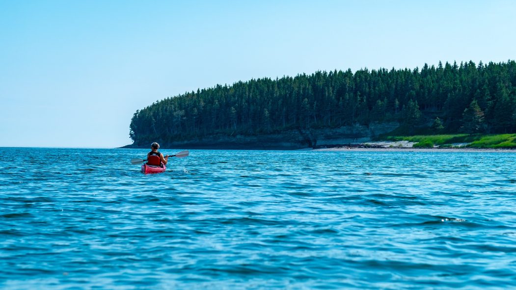 Un kayakiste aux abords de l'Île d'Anticosti