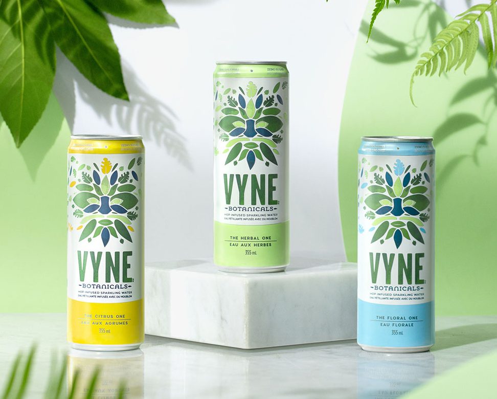 Trois cannettes d'eau gazeuse de marque Vyne