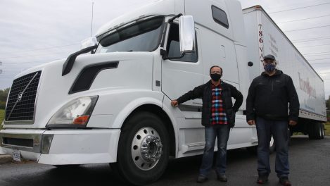 Le camionneur Piro Kota et le camionneur George Bogris