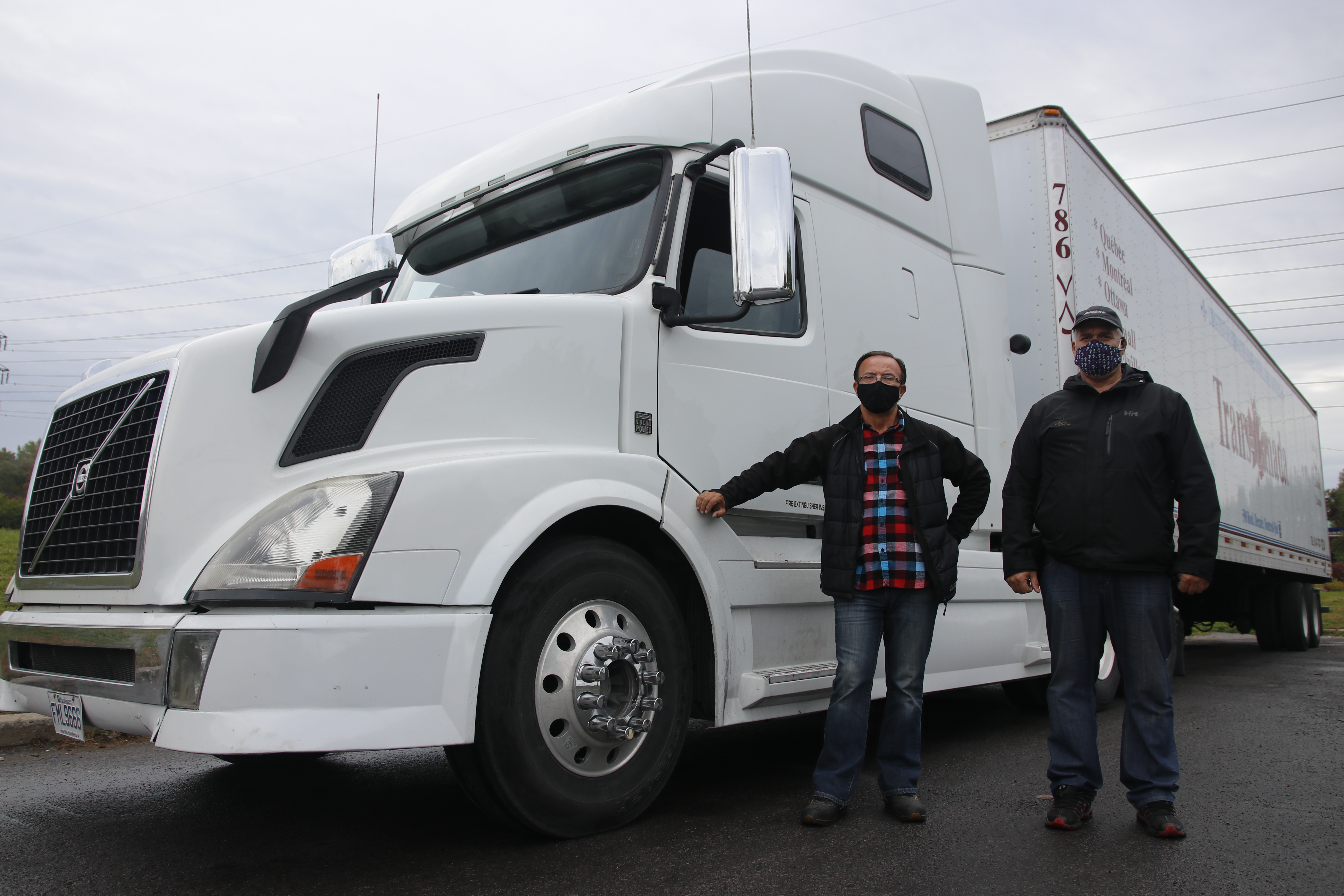Le camionneur Piro Kota et le camionneur George Bogris