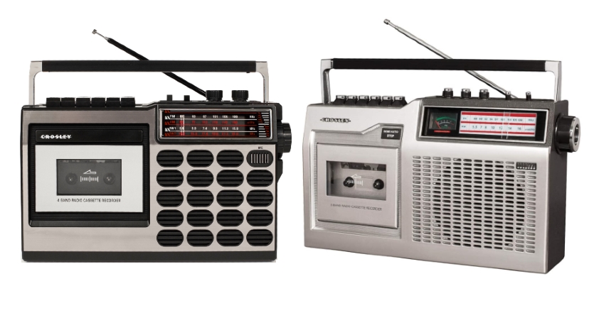 Crosley offre deux modèles de lecteurs de cassettes audio: le CT100 à gauche et le CT200 à droite. Les deux modèles de lecteurs de cassettes audio: Le CT100 et le CT200