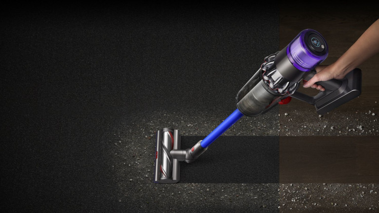 La V11 Outsize de Dyson permet d'aspirer les débris sur une grande superficie. Dyson V11 Outsize aspirateur balayeuse plancher