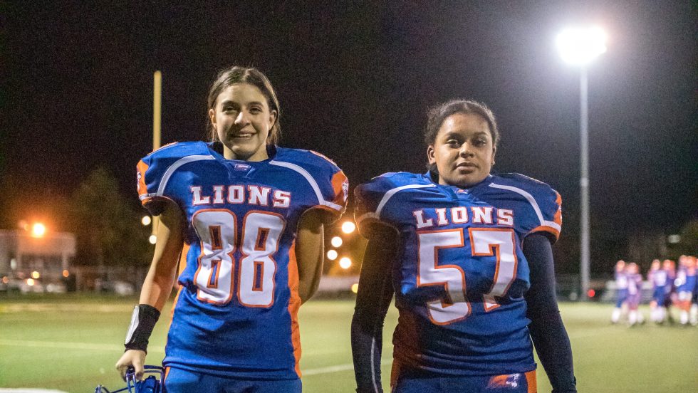 Deux filles jouent un premier match avec les Lions du North Shore
