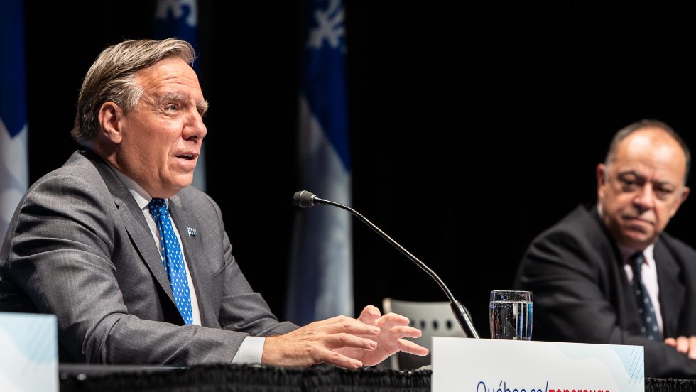 Le premier ministre François Legault, accompagné du ministre de la Santé et des Services sociaux, Christian Dubé