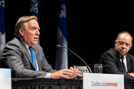 Le premier ministre François Legault, accompagné du ministre de la Santé et des Services sociaux, Christian Dubé