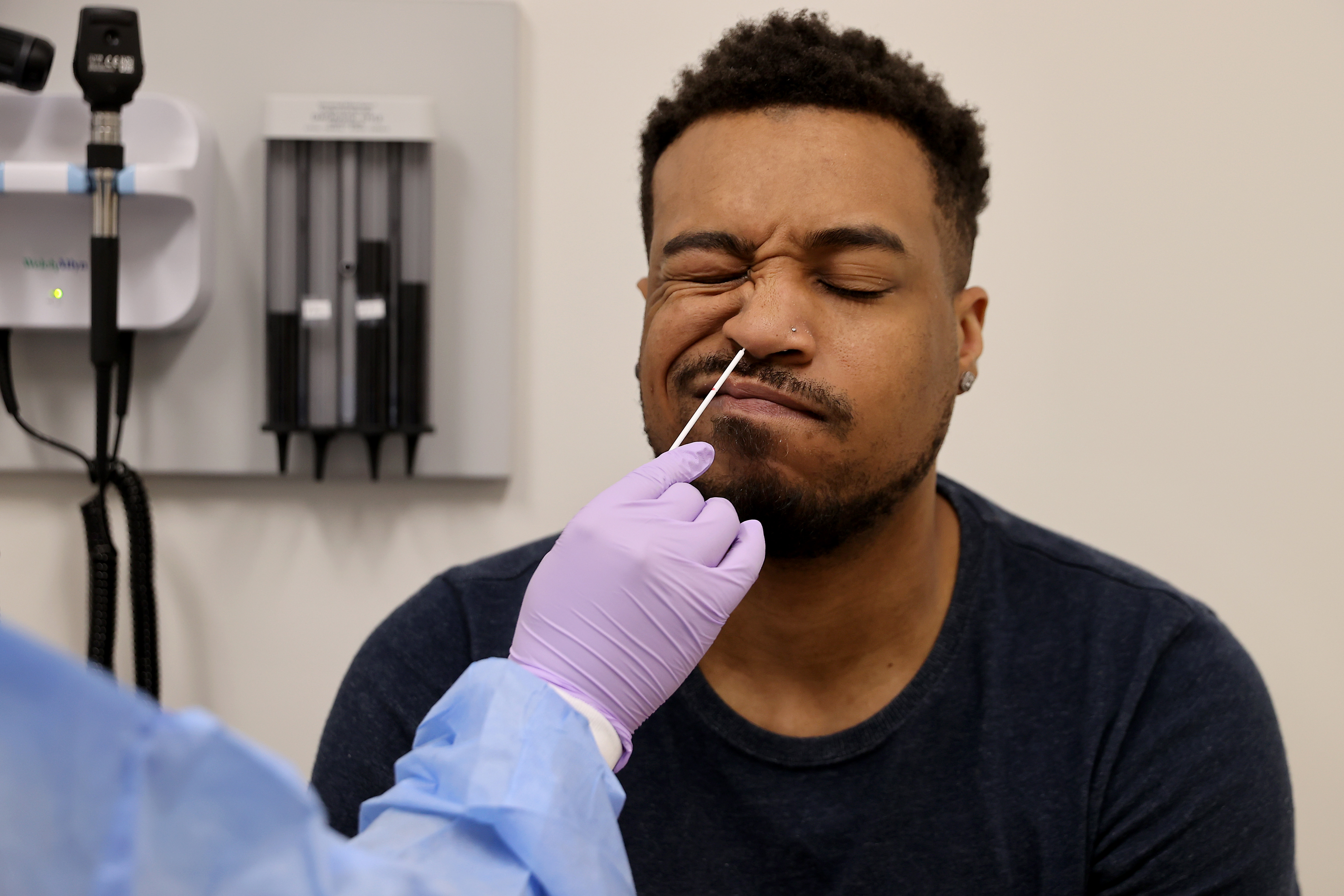 Un homme subit un test pour le coronavirus