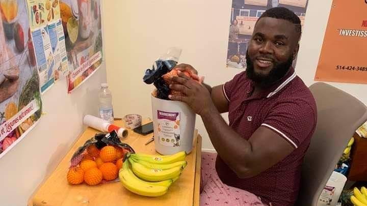 Le bénévole Gonzalex Pierre prépare des trousses de saines habitudes de vie.