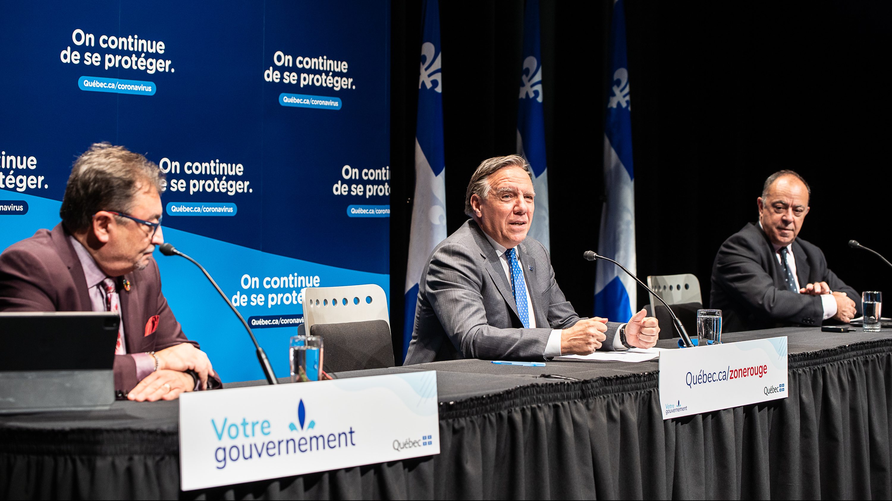 Le premier ministre François Legault, accompagné du directeur national de la santé publique, Horacio Arruda et du ministre de la Santé et des Services sociaux, Christian Dubé, fait passer trois régions dans la zone rouge de son code de couleurs COVID-19.
