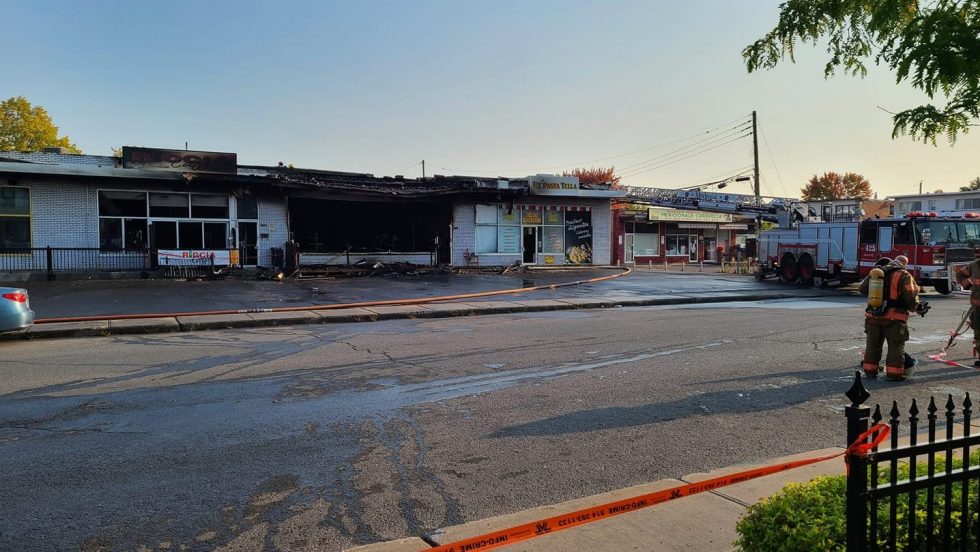 Un incendie a détruit un complexe commercial à l'intersection des rues Thierry et Turley samedi. Le brasier a fait des ravages sur trois entreprises.
