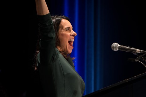Valérie Plante lève les bras en guise de célébration de sa victoire électorale en 2017.